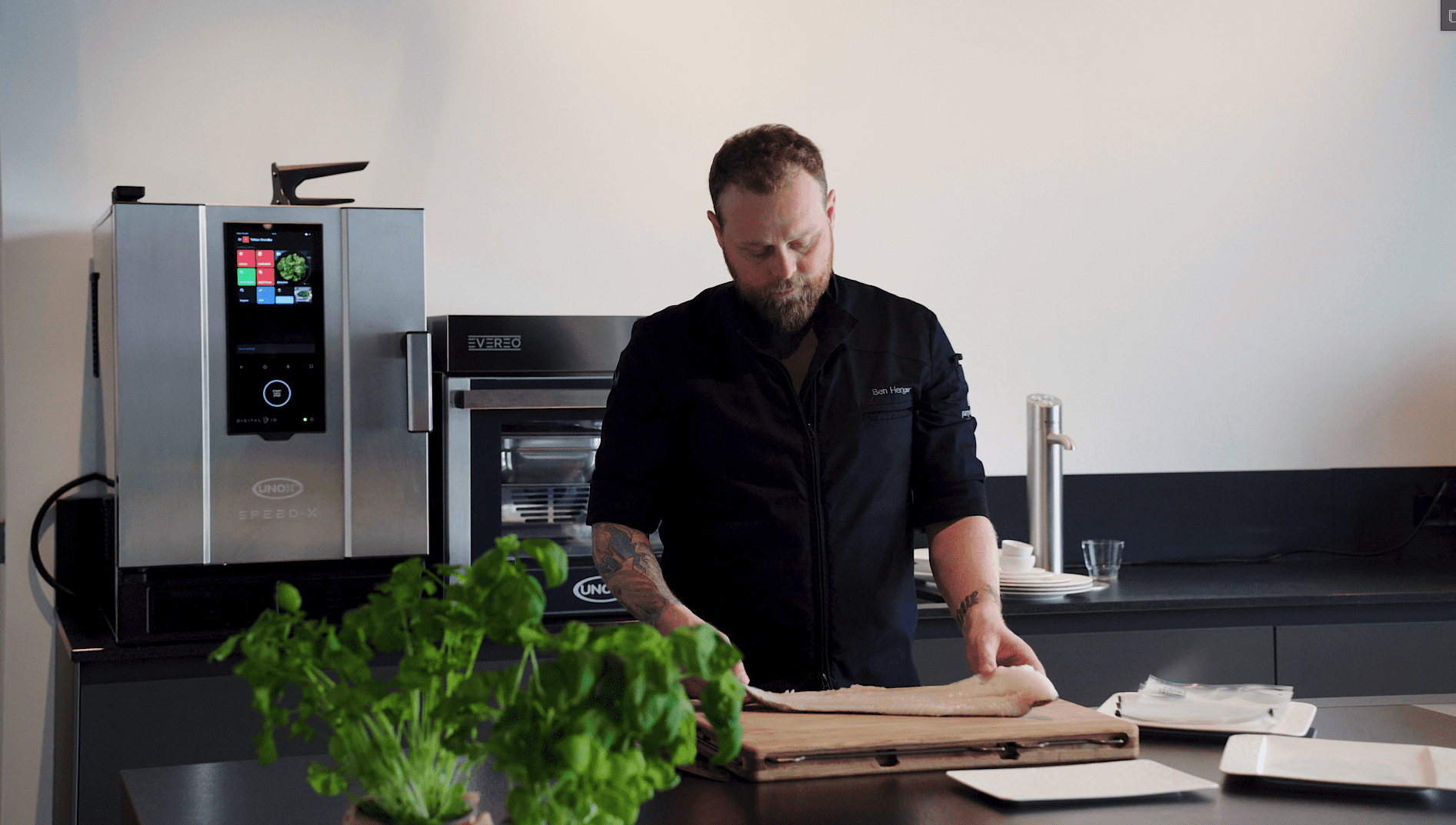 party rent team with SPEED-X™+EVEREO® in a catering kitchen