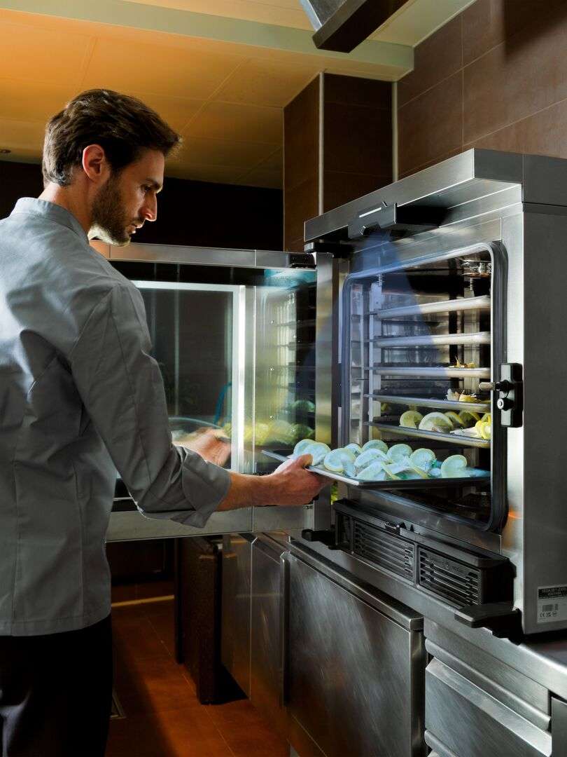 Smart optical sensor recognizing a tray of lemons placed by a chef inside a Unox smart combi oven